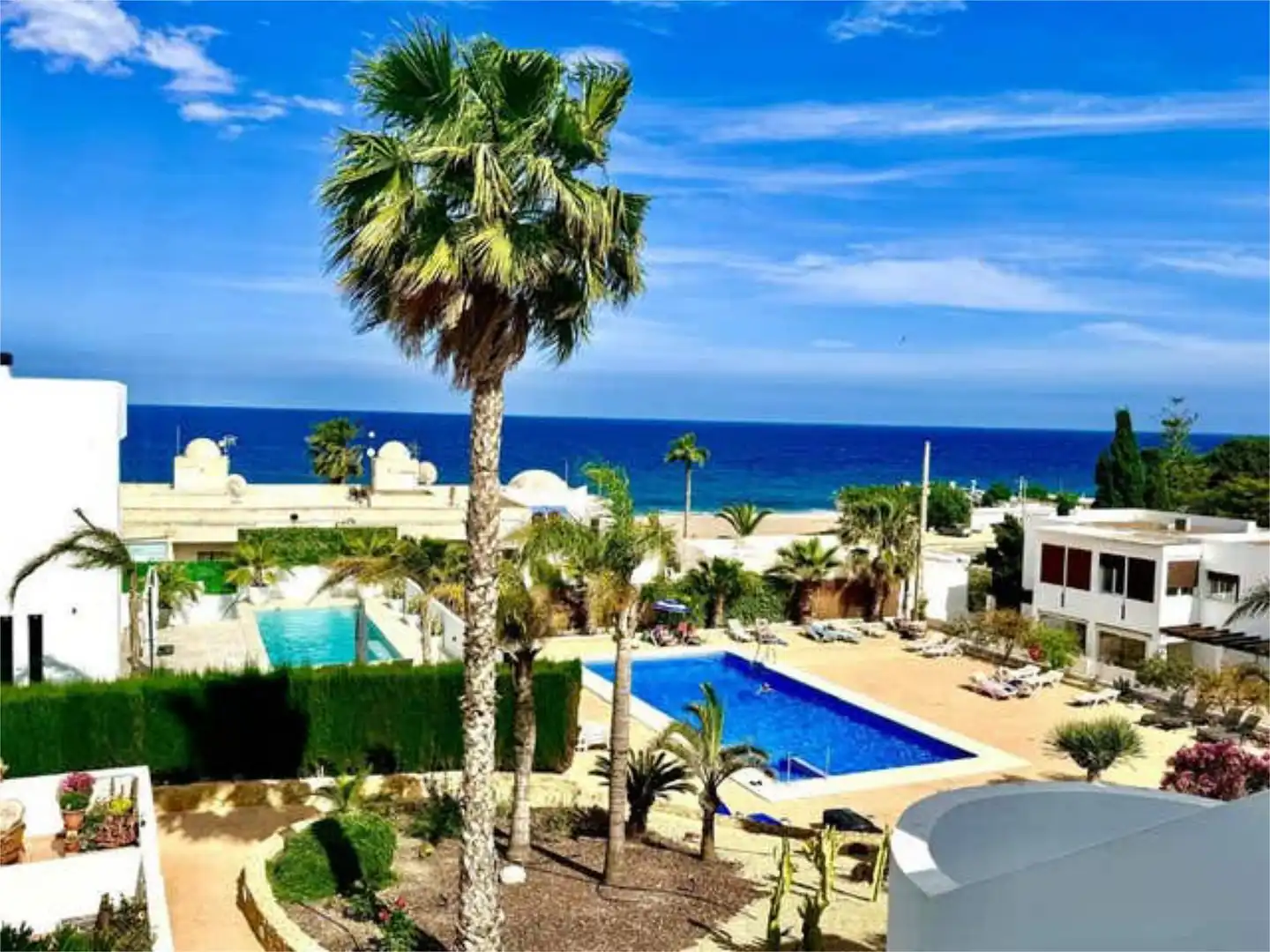 Außenansicht von Wohnungen zur Miete in Mojácar mit Privatgarten, Terrasse und Schwimmbad