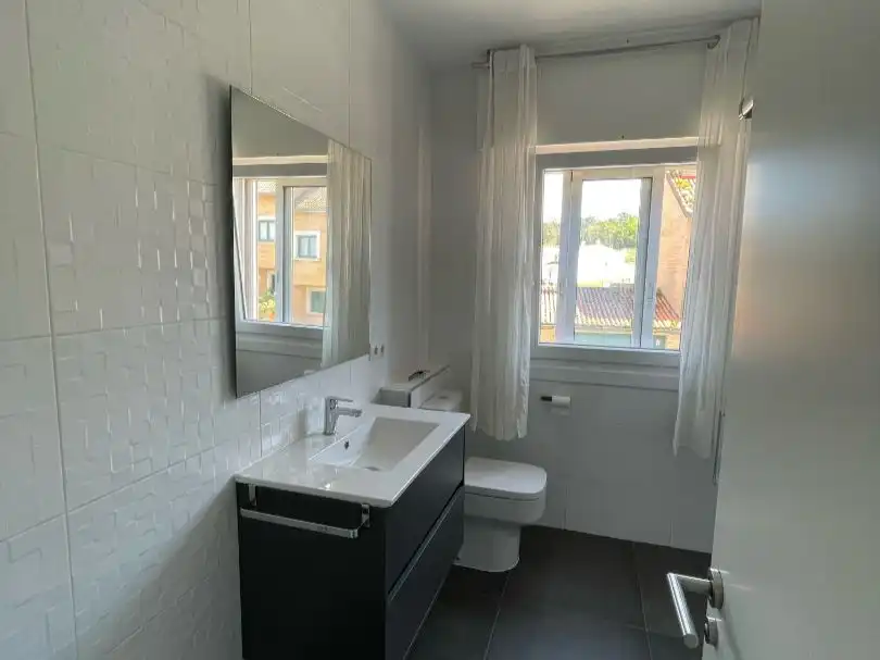 Baño de Piso de alquiler en Santiago de Compostela  con Calefacción, Parquet y Terraza