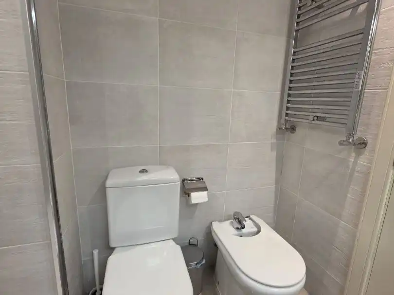 Piso de alquiler en Coto Blanco, 10, Zona Monte El Pilar Baño de Piso de alquiler en Majadahonda con Aire acondicionado, Calefacción y Terraza