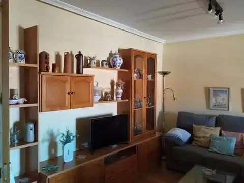 Piso de alquiler en Calle Maestre Juan de Secaduras, 2, Hervencias Sala de estar de Piso de alquiler en Ávila con Calefacción, Parquet y Terraza