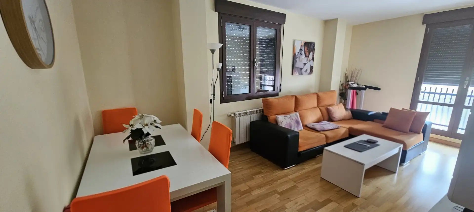 Piso en venta en SO-920, 12, San Leonardo de Yagüe Sala de estar de Piso en venta en San Leonardo de Yagüe con Calefacción, Parquet y Trastero