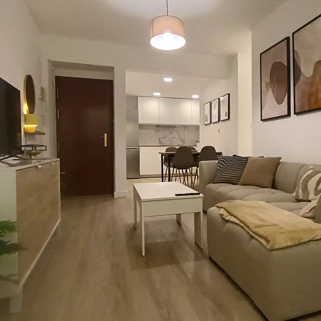Piso de alquiler en Calle Doctor Leal Castaño, 7, El Torrejón - El Cerezo Sala de estar de Piso de alquiler en Sevilla con Aire acondicionado, Calefacción y Amueblado