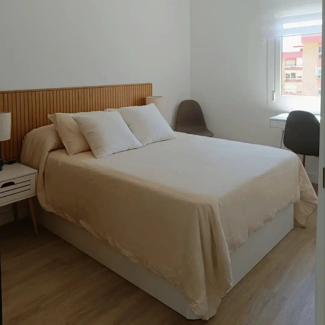 Piso de alquiler en Calle Doctor Leal Castaño, 7, El Torrejón - El Cerezo Habitación de Piso de alquiler en Sevilla con Aire acondicionado, Calefacción y Amueblado