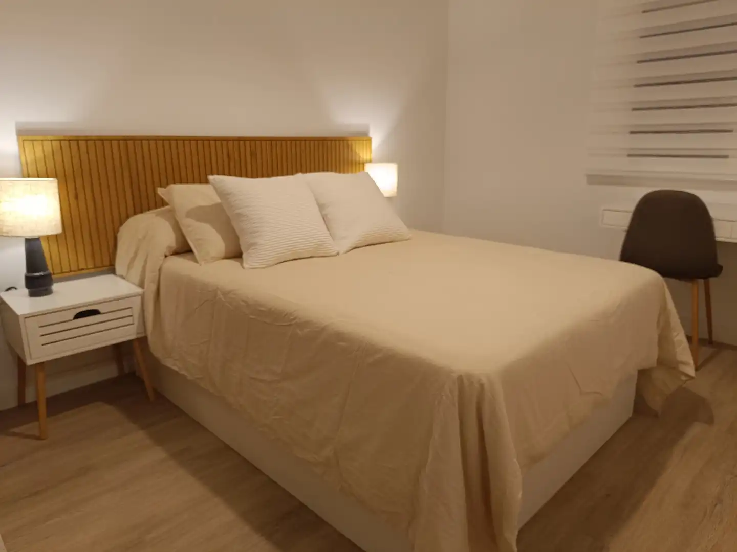 Piso de alquiler en Calle Doctor Leal Castaño, 7, El Torrejón - El Cerezo Habitación de Piso de alquiler en Sevilla con Aire acondicionado, Calefacción y Amueblado