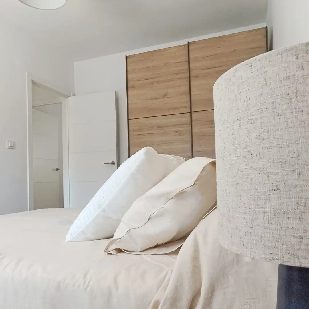 Piso de alquiler en Calle Doctor Leal Castaño, 7, El Torrejón - El Cerezo Habitación de Piso de alquiler en Sevilla con Aire acondicionado, Calefacción y Amueblado