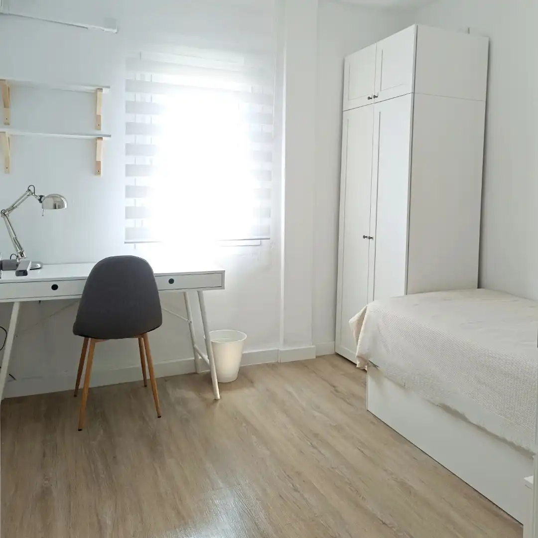 Piso de alquiler en Calle Doctor Leal Castaño, 7, El Torrejón - El Cerezo Habitación de Piso de alquiler en Sevilla con Aire acondicionado, Calefacción y Amueblado