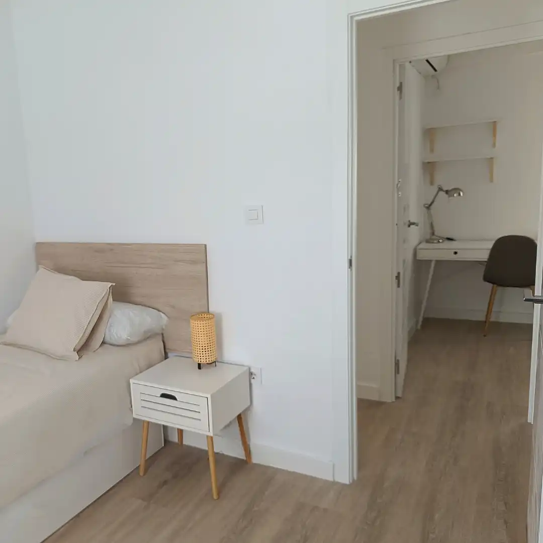 Piso de alquiler en Calle Doctor Leal Castaño, 7, El Torrejón - El Cerezo Habitación de Piso de alquiler en Sevilla con Aire acondicionado, Calefacción y Amueblado