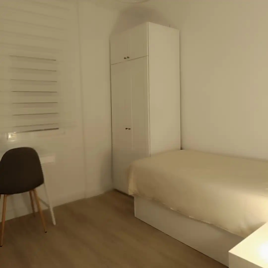 Piso de alquiler en Calle Doctor Leal Castaño, 7, El Torrejón - El Cerezo Habitación de Piso de alquiler en Sevilla con Aire acondicionado, Calefacción y Amueblado