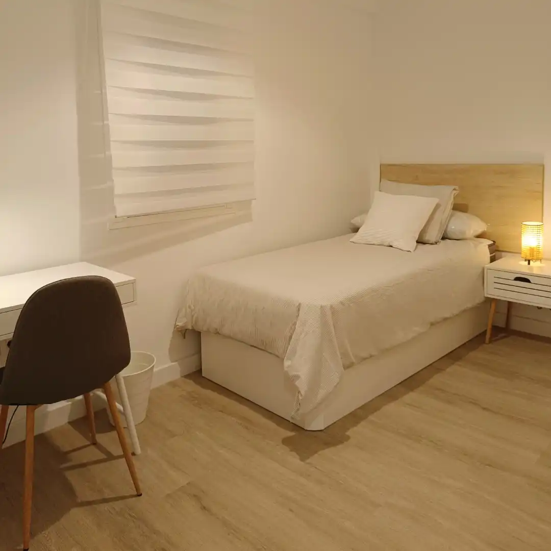 Piso de alquiler en Calle Doctor Leal Castaño, 7, El Torrejón - El Cerezo Habitación de Piso de alquiler en Sevilla con Aire acondicionado, Calefacción y Amueblado