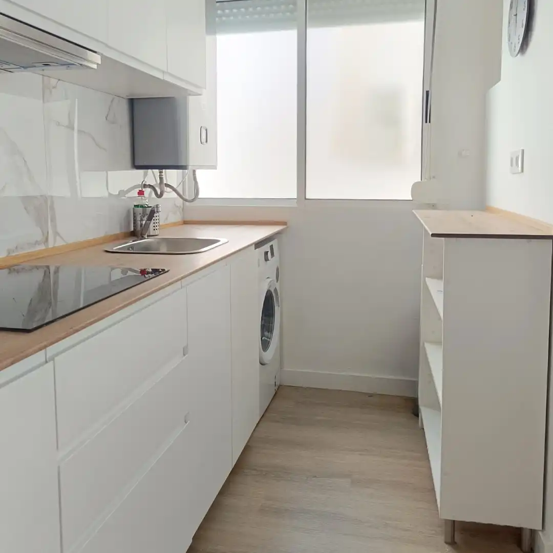Piso de alquiler en Calle Doctor Leal Castaño, 7, El Torrejón - El Cerezo Cocina de Piso de alquiler en Sevilla con Aire acondicionado, Calefacción y Amueblado