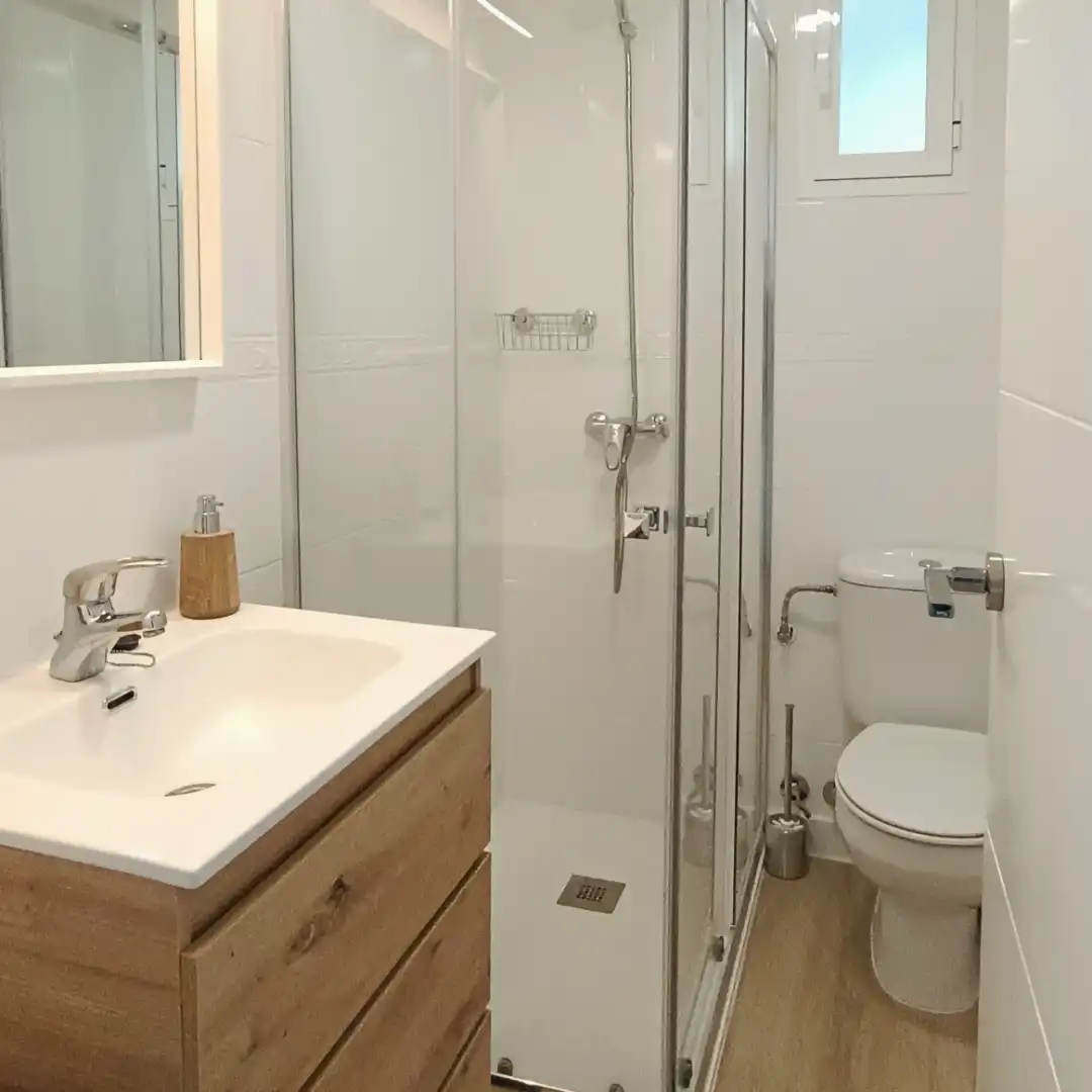 Piso de alquiler en Calle Doctor Leal Castaño, 7, El Torrejón - El Cerezo Baño de Piso de alquiler en Sevilla con Aire acondicionado, Calefacción y Amueblado