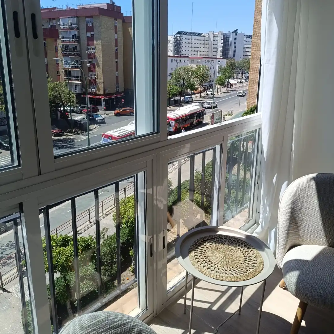 Piso de alquiler en Calle Doctor Leal Castaño, 7, El Torrejón - El Cerezo Terraza de Piso de alquiler en Sevilla con Aire acondicionado, Calefacción y Amueblado