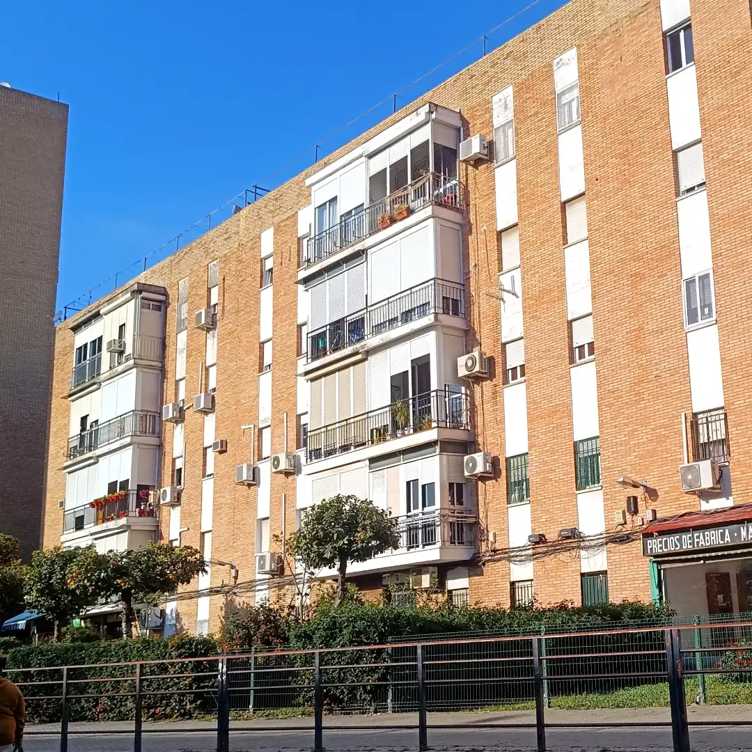 Piso de alquiler en Calle Doctor Leal Castaño, 7, El Torrejón - El Cerezo Vista exterior de Piso de alquiler en Sevilla con Aire acondicionado, Calefacción y Amueblado