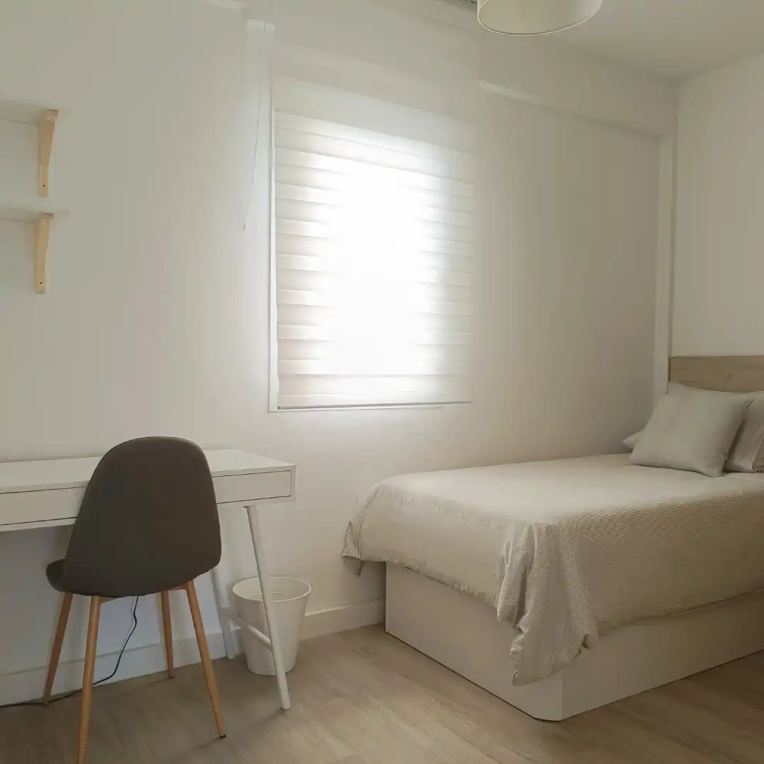Piso de alquiler en Calle Doctor Leal Castaño, 7, El Torrejón - El Cerezo Habitación de Piso de alquiler en Sevilla con Aire acondicionado, Calefacción y Amueblado