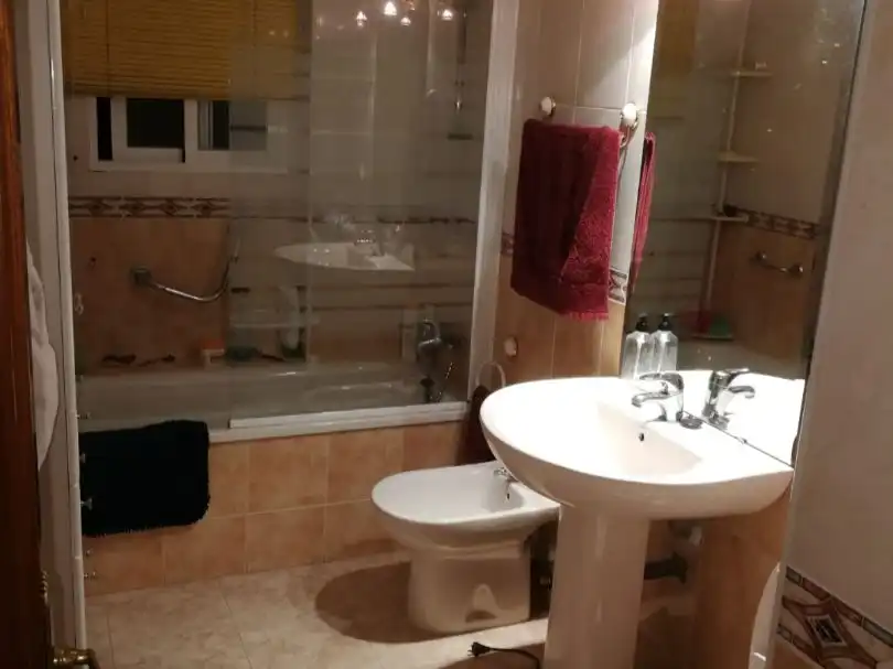 Dachboden zur Miete in Calle Cádiz, 10, Torredelcampo Badezimmer von Dachboden zur Miete in Torredelcampo mit Klimaanlage, Heizung und Terrasse