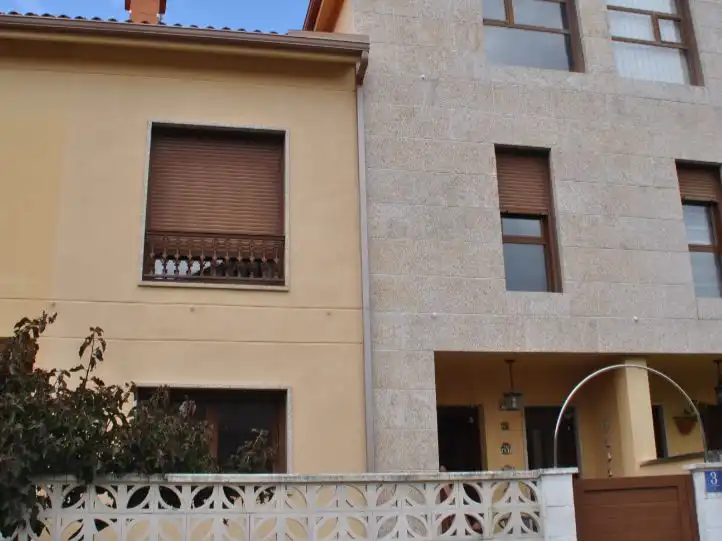 Einfamilien-Reihenhaus zum Verkauf in Rúa Do Pombal, 2, Darbo Außenansicht von Einfamilien-Reihenhaus zum Verkauf in Cangas mit Terrasse