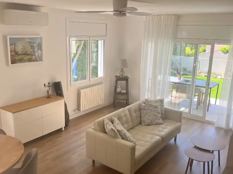 Casa adosada en venda a Carrer de la Sardana, 8, Levantina - Montgavina - Quintmar Sala d'estar de Casa adosada en venda en Sitges amb Aire condicionat, Terrassa i Piscina