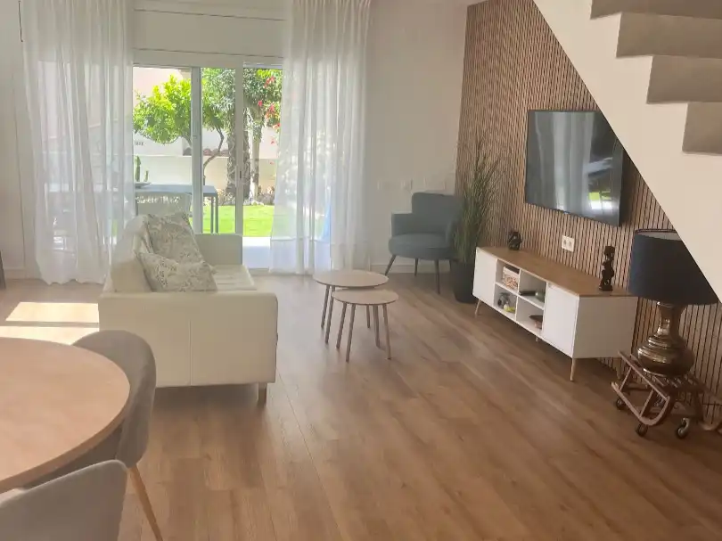 Casa adosada en venda a Carrer de la Sardana, 8, Levantina - Montgavina - Quintmar Sala d'estar de Casa adosada en venda en Sitges amb Aire condicionat, Terrassa i Piscina