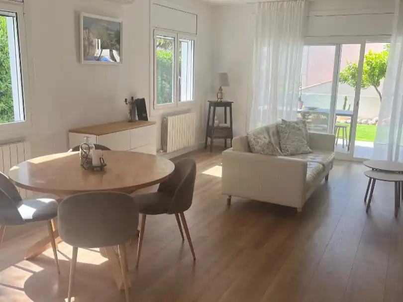 Casa adosada en venda a Carrer de la Sardana, 8, Levantina - Montgavina - Quintmar Sala d'estar de Casa adosada en venda en Sitges amb Aire condicionat, Terrassa i Piscina