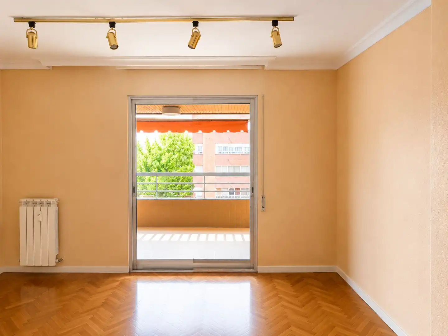Piso en venta en Calle Barbecho, 31, Huerta del Rey Piso en venta en Valladolid Capital con Terraza y Balcón