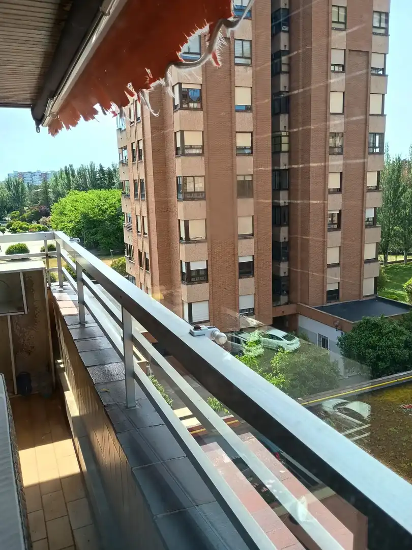 Piso en venta en Calle Barbecho, 31, Huerta del Rey Terraza de Piso en venta en Valladolid Capital con Terraza y Balcón