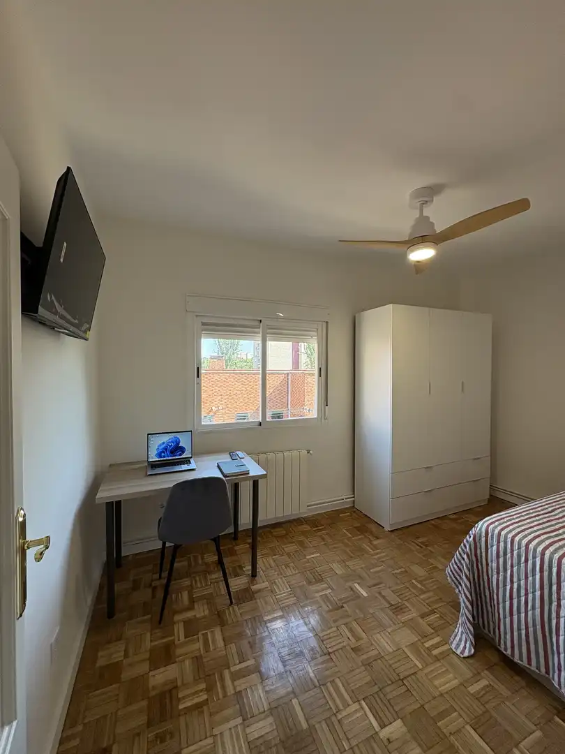 Habitació a Paseo de Extremadura, 146, Puerta del Ángel Dormitori de Pis per a compartir en Madrid amb Calefacció, Parquet i Moblat