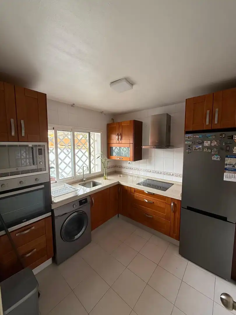 Cocina de Casa adosada de alquiler en Algeciras con Aire acondicionado, Jardín privado y Terraza