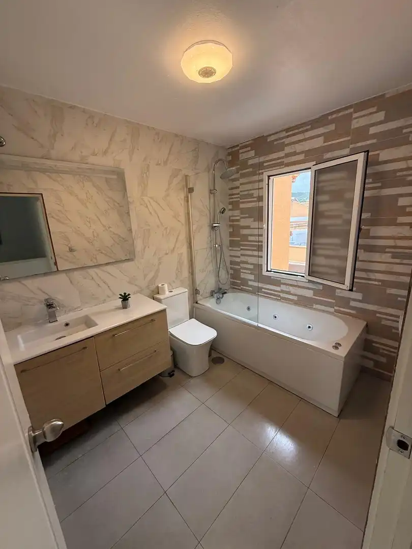 Baño de Casa adosada de alquiler en Algeciras con Aire acondicionado, Jardín privado y Terraza