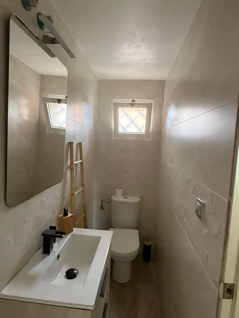 Baño de Casa adosada de alquiler en Algeciras con Aire acondicionado, Jardín privado y Terraza