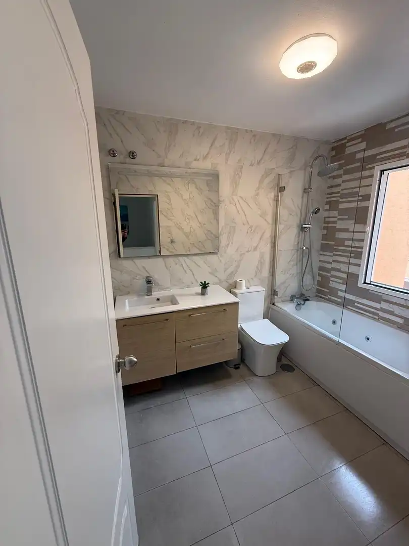 Baño de Casa adosada de alquiler en Algeciras con Aire acondicionado, Jardín privado y Terraza