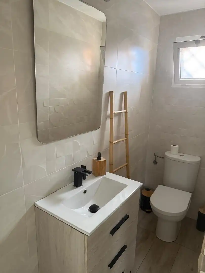 Baño de Casa adosada de alquiler en Algeciras con Aire acondicionado, Jardín privado y Terraza