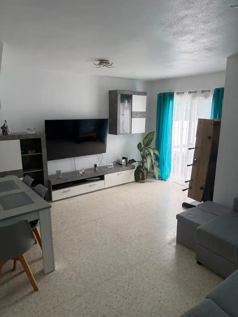 Sala de estar de Casa adosada de alquiler en Algeciras con Aire acondicionado, Jardín privado y Terraza