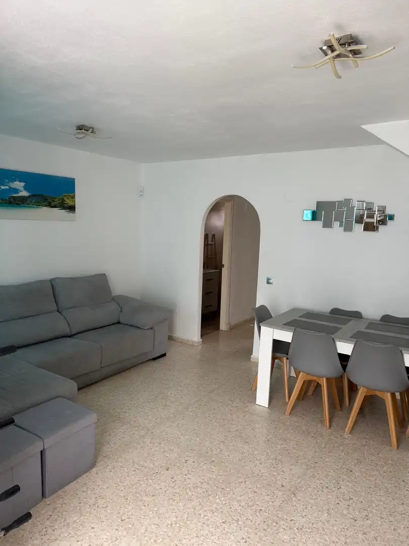 Sala de estar de Casa adosada de alquiler en Algeciras con Aire acondicionado, Jardín privado y Terraza