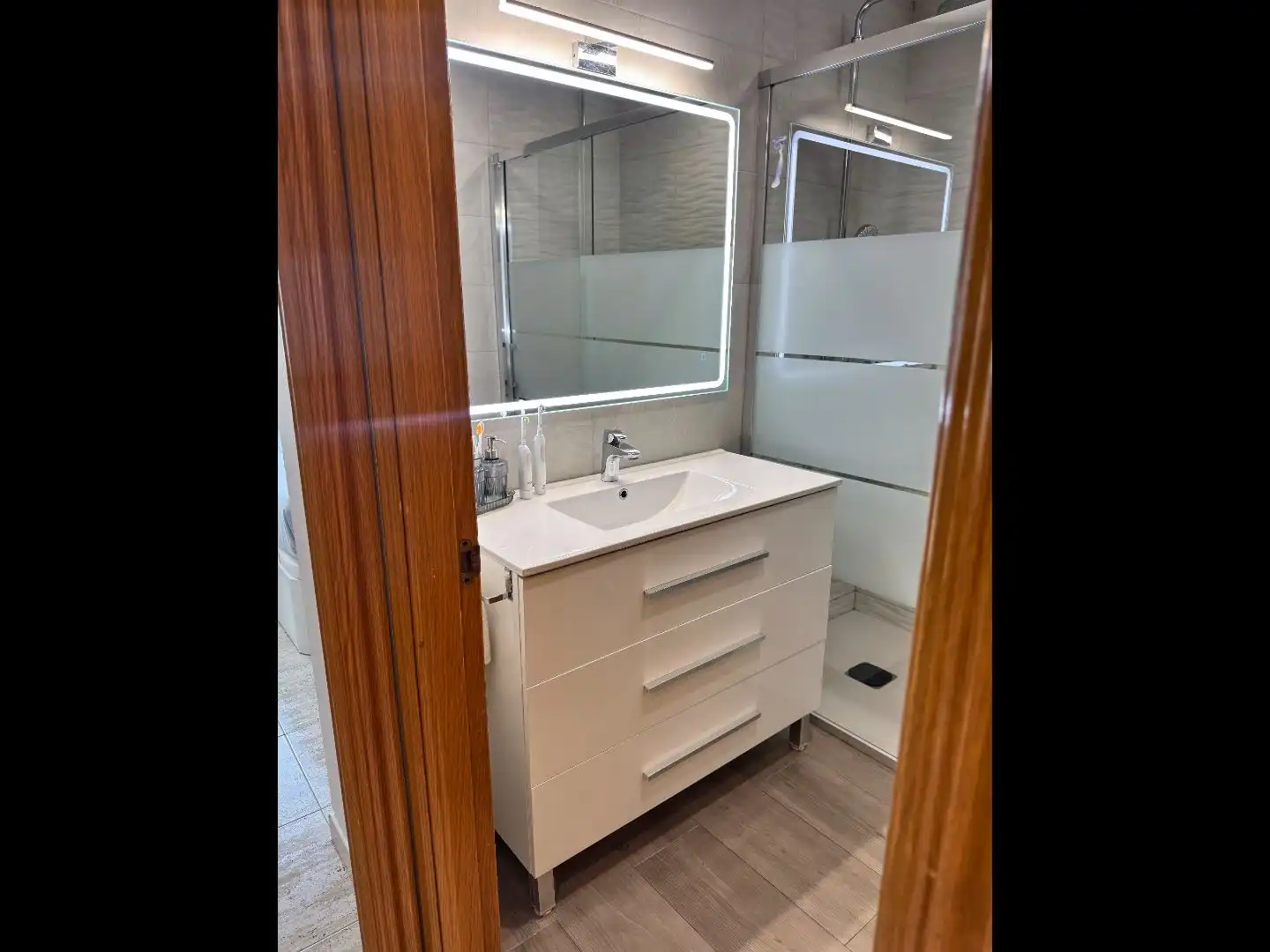 Flat for sale in Avinguda Can Corts, 21, Fontsanta - Fatjó Bathroom of Flat for sale in Cornellà de Llobregat with Terrace and Swimming Pool