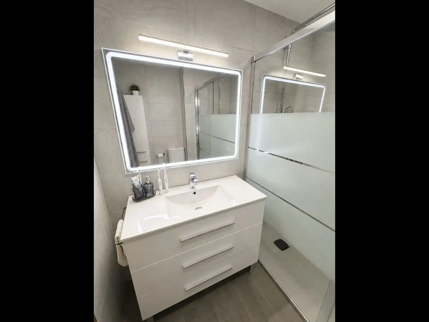 Flat for sale in Avinguda Can Corts, 21, Fontsanta - Fatjó Bathroom of Flat for sale in Cornellà de Llobregat with Terrace and Swimming Pool