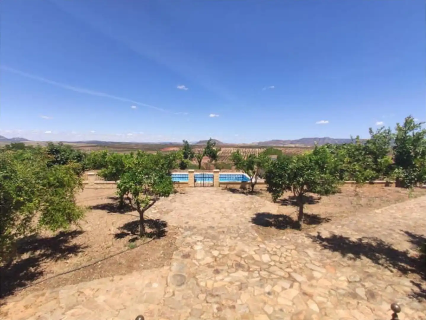 Garten von Einfamilien-Reihenhaus zum Verkauf in Alange mit Privatgarten, Terrasse und Abstellraum