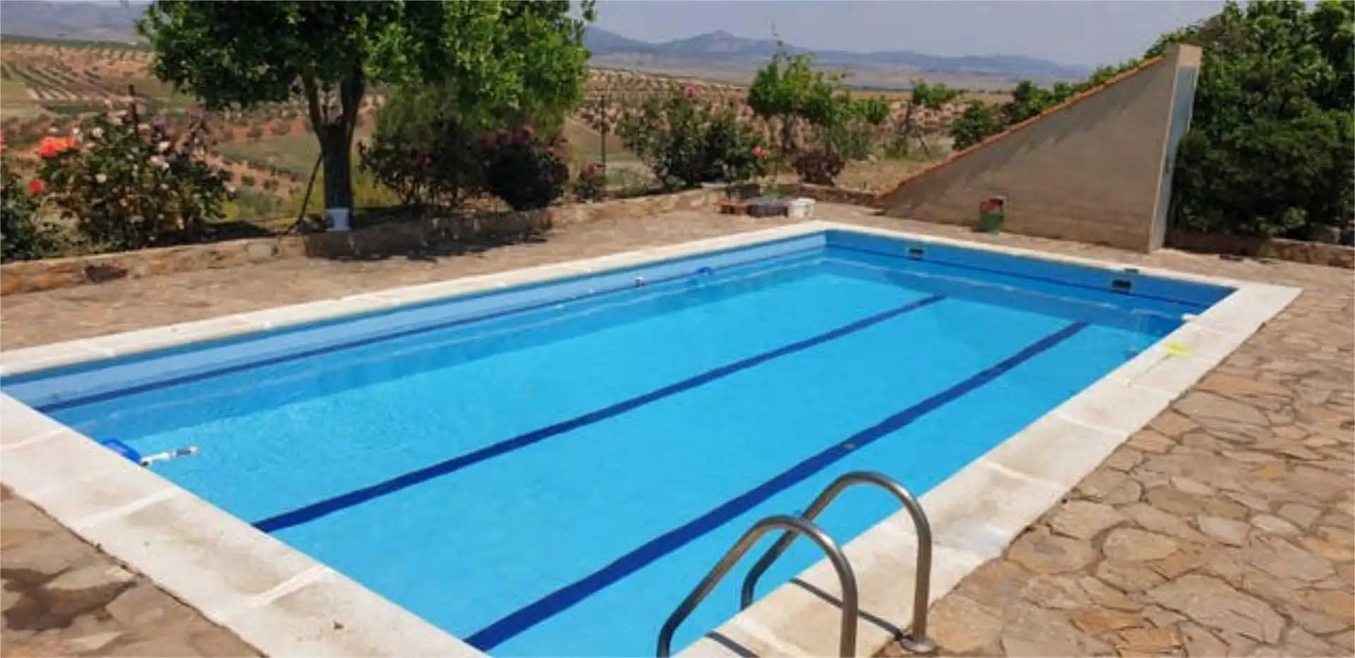 Schwimmbecken von Einfamilien-Reihenhaus zum Verkauf in Alange mit Privatgarten, Terrasse und Abstellraum