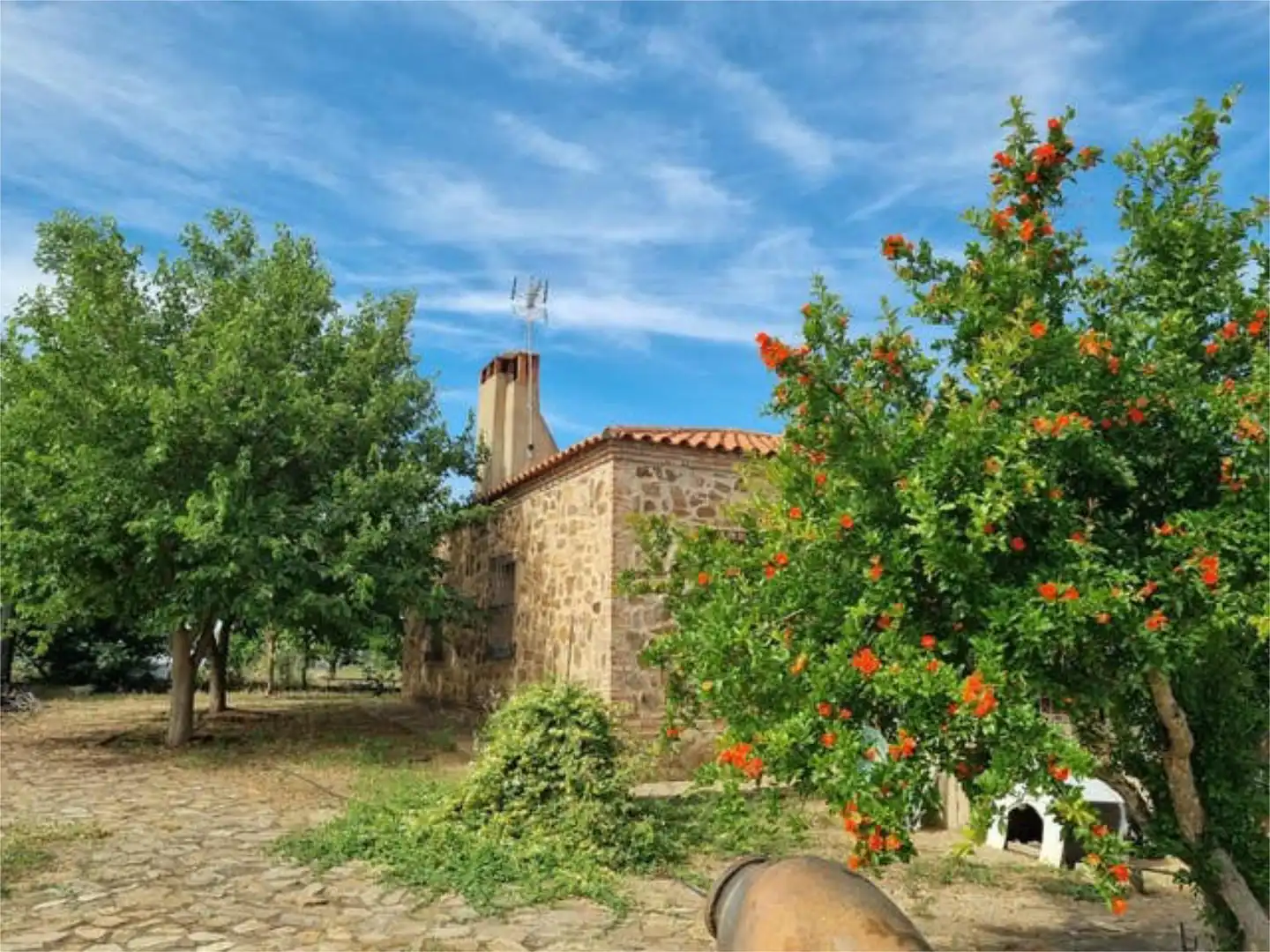 Außenansicht von Einfamilien-Reihenhaus zum Verkauf in Alange mit Privatgarten, Terrasse und Abstellraum