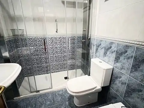 Piso en venta en Rúa Manuel Azaña, 12, Los Rosales Baño de Piso en venta en A Coruña Capital con Calefacción, Parquet y Trastero