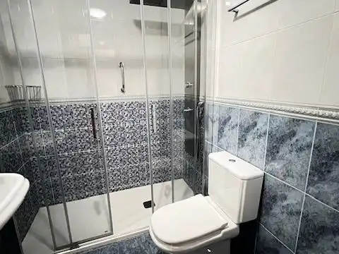 Piso en venta en Rúa Manuel Azaña, 12, Los Rosales Baño de Piso en venta en A Coruña Capital con Calefacción, Parquet y Trastero