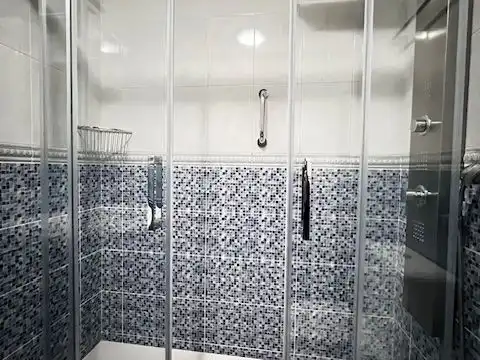 Piso en venta en Rúa Manuel Azaña, 12, Los Rosales Baño de Piso en venta en A Coruña Capital con Calefacción, Parquet y Trastero