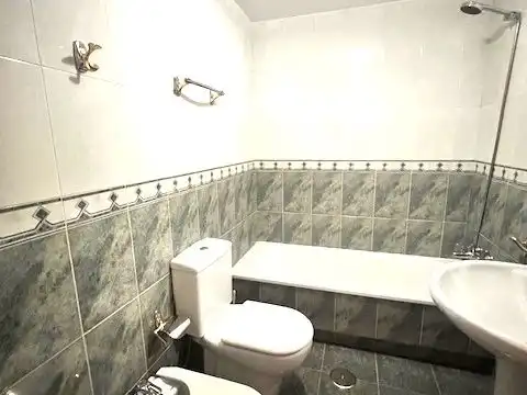 Piso en venta en Rúa Manuel Azaña, 12, Los Rosales Baño de Piso en venta en A Coruña Capital con Calefacción, Parquet y Trastero