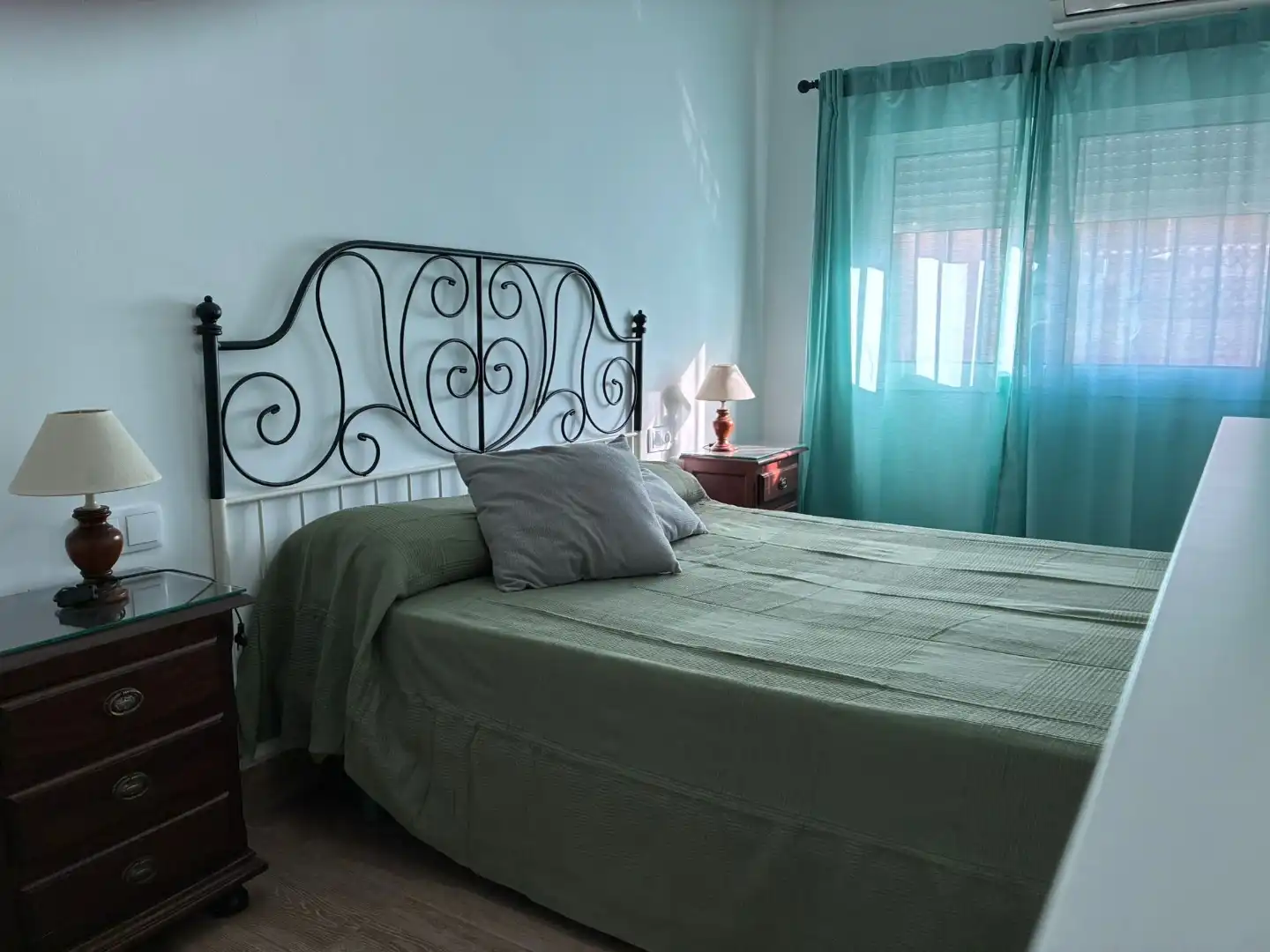 Habitación de Piso de alquiler en Brenes con Aire acondicionado y Balcón