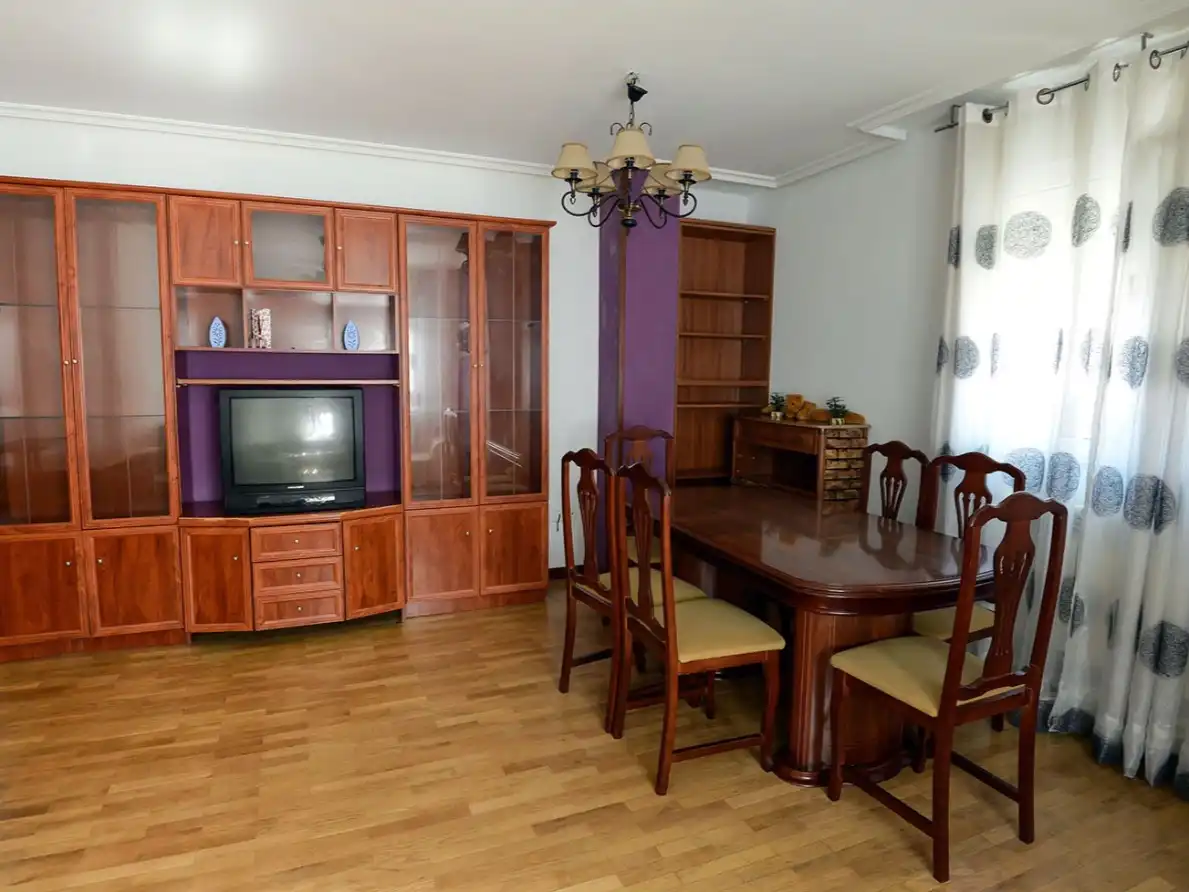 Wohnung zur Miete in Carretera Santander, 42, Villaquilambre Esszimmer von Wohnung zur Miete in Villaquilambre mit Heizung, Parkett und Möbliert