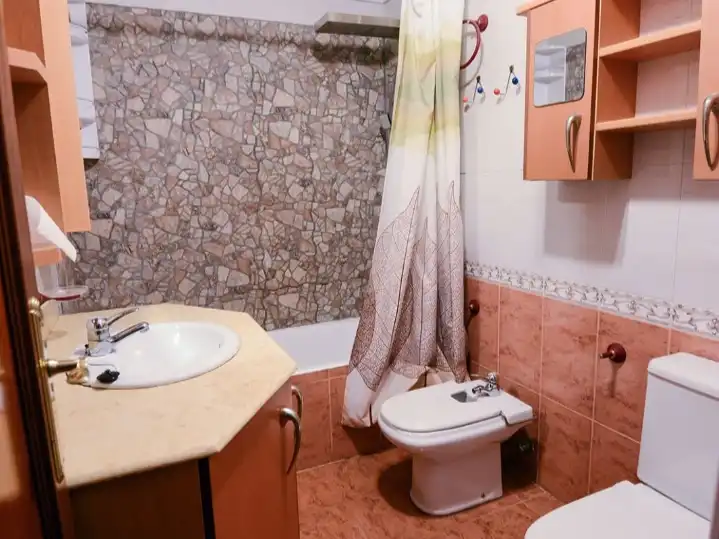 Wohnung zur Miete in Carretera Santander, 42, Villaquilambre Badezimmer von Wohnung zur Miete in Villaquilambre mit Heizung, Parkett und Möbliert