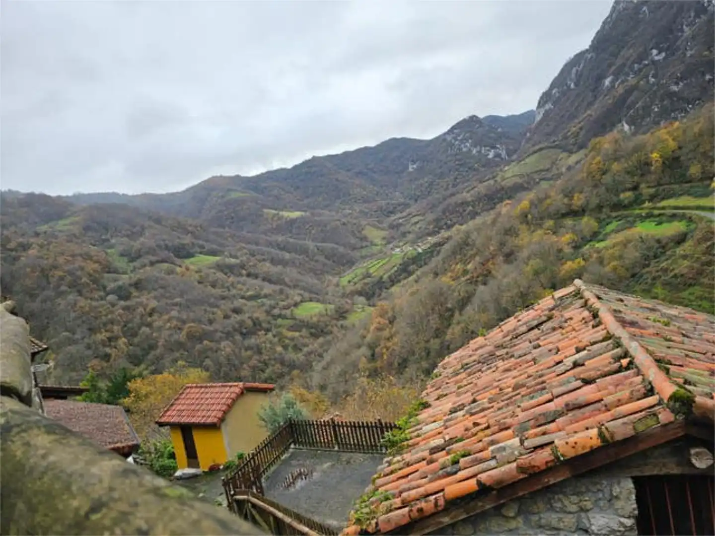Außenansicht von Haus oder Chalet zur Miete in Riosa mit Privatgarten, Terrasse und Abstellraum
