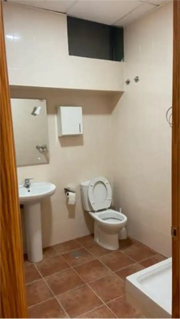 Baño de Oficina de alquiler en Casabermeja con Aire acondicionado