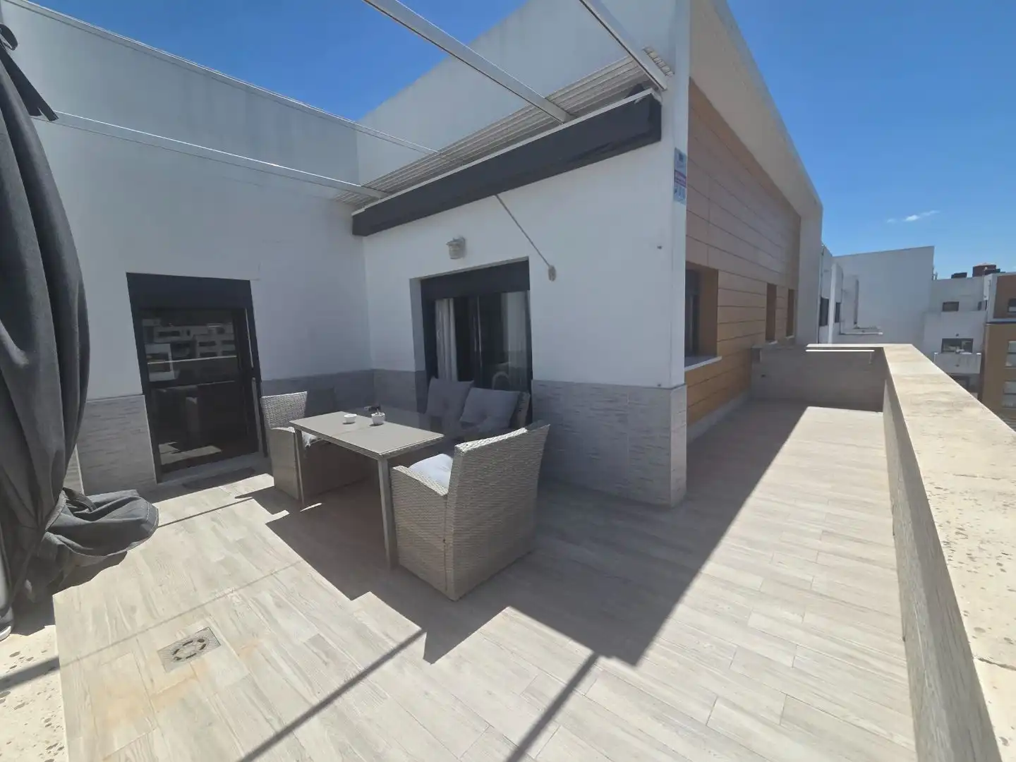 Ático en venta en Barrio Alto Terraza de Ático en venta en San Juan de Aznalfarache con Aire acondicionado, Calefacción y Jardín privado