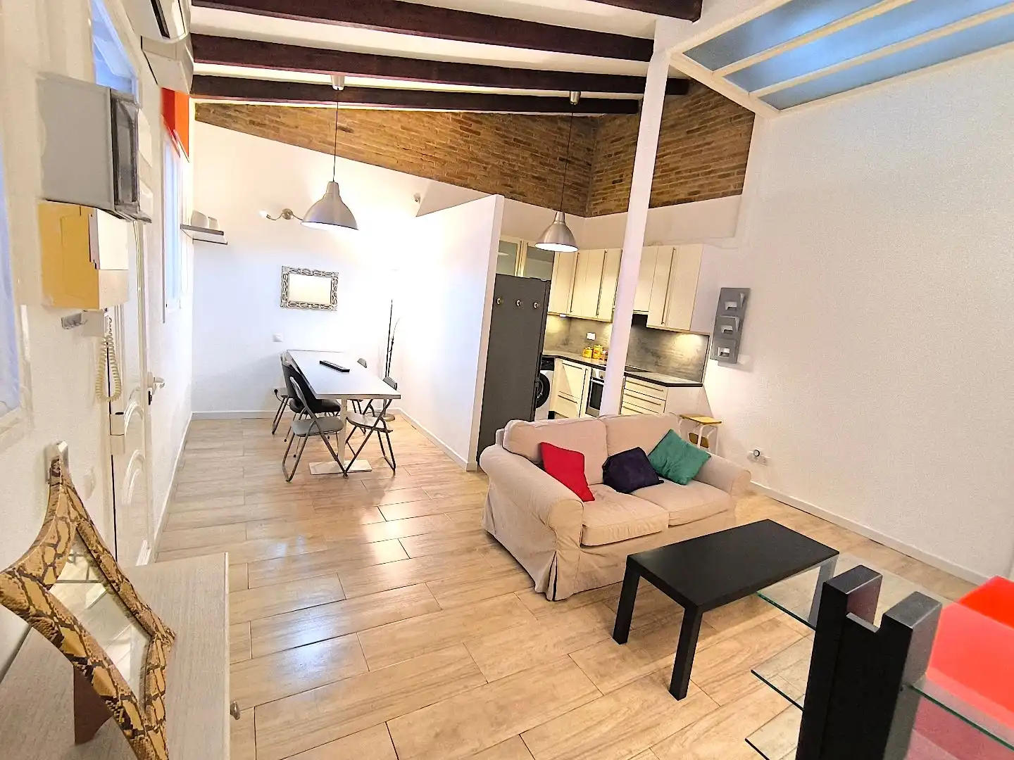 Planta baixa de lloguer a El Poblenou Sala d'estar de Planta baixa de lloguer en Barcelona amb Aire condicionat, Calefacció i Moblat