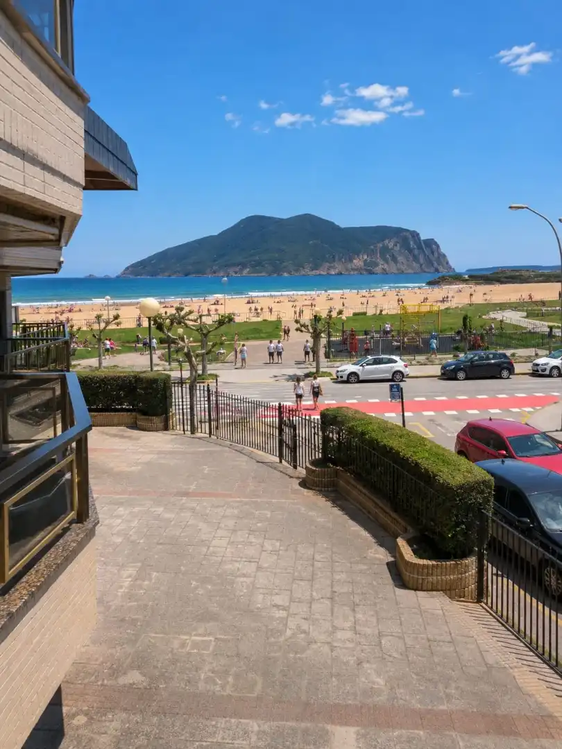 Pis de lloguer a Avenida de Cantabria, 7, Centro Vista exterior de Pis de lloguer en Laredo amb Calefacció, Jardí privat i Terrassa